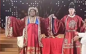 Chú rể Trung Quốc cưới cô dâu Mỹ hơn 20 tuổi: Tin đồn ‘10 triệu USD’ và biểu cảm ‘gây bão’ của mẹ chồng