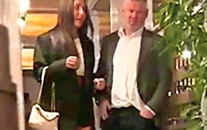 Paparazzi tóm dính Rooney "say sưa", thân mật bên mỹ nhân bí ẩn lúc nửa đêm