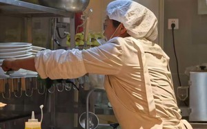 Thu nhập hơn 7 triệu đồng, làm việc 14 tiếng/ngày: Nhóm lao động tưởng “lép vế” nay giữ vai trò quan trọng cho ngành dịch vụ thay người trẻ