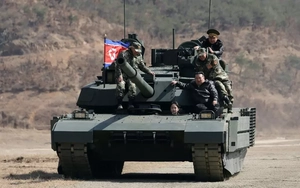 Chủ tịch Triều Tiên và con gái cưỡi xe tăng