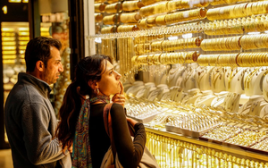 Giá vàng trên đà sụt mạnh nhất trong 6 năm, chuyên gia cảnh báo nhà đầu tư chớ vội ‘bắt đáy’: Vì sao?