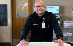 Đang đi đường bỗng đau thắt ngực, người đàn ông hành động nhanh trí, được bác sĩ hết lời khen