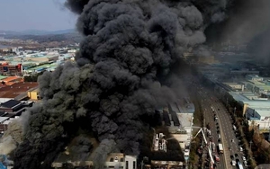 Hiện trường thảm họa cháy nhà máy linh kiện ô tô tại Hàn Quốc: 53 nạn nhân nhập viện, hàng chục người vẫn chưa rõ tung tích