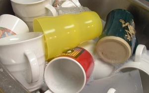 4 loại cốc dễ "hại thận", hại não vì giấu vi nhựa, kim loại nặng: Bác sĩ cảnh báo "đừng đựng nước nóng"