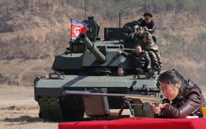 Con gái của ông Kim Jong-un lái xe tăng, khai hỏa súng bắn tỉa thế hệ mới