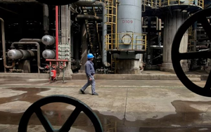 Lộ 'đại gia' đứng sau mua 90% dầu thô xuất khẩu của Iran, dùng đồng nội tệ giúp Tehran nhập nhiều loại hàng hóa dù bị trừng phạt