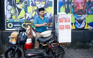 Clip: Đi tìm anh bán bò bía bí ẩn nhất Việt Nam, tiết lộ lý do mắt "đảo như lạc rang" khi bán hàng