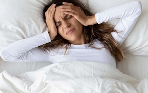 Tăng cân bất thường dù ăn rất ít, người phụ nữ nghe lời bác sĩ kiểm tra camera: “Sốc nặng khi phát hiện những gì diễn ra mỗi đêm”