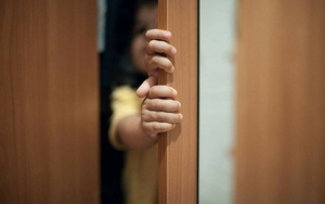 "Tối qua bố đánh mẹ, mẹ hét lên đau đớn" - Đứa trẻ mách khiến bà ngoại đỏ mặt xấu hổ, suýt làm rơi cả cốc nước