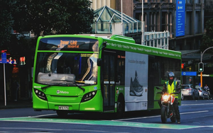 Thiếu niên 15 tuổi trộm xe buýt, lái hơn 130km để đưa bạn gái đến trường