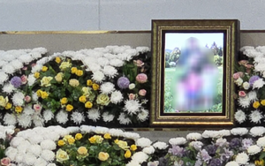 Vụ 5 cha con tự tử vì nghèo đói rúng động Hàn Quốc: Xót xa chiếc bình sữa đặt trước di ảnh 4 đứa trẻ