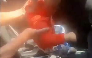 Bé trai 2 tuổi bị bố vô tình khóa trong ô tô, khi phát hiện đã sùi bọt mép