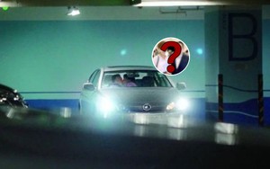 Nữ ca sĩ đình đám bại lộ chuyện ngoại tình với NSX âm nhạc vì 1 bức ảnh, nhà đài thông báo cắt sóng
