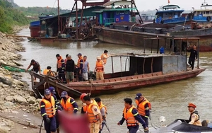 Lật tàu hút cát trên sông Hồng, 1 người chết, 1 người mất tích