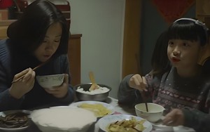 Nghiên cứu của Đại học Oslo: Đừng bắt con im lặng khi ăn, những đứa trẻ hay tranh luận thường có học vị cao hơn