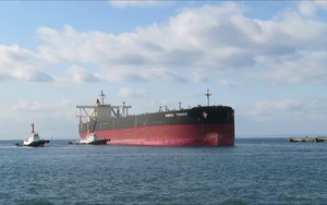 Một siêu tàu chở dầu vừa lặng lẽ vượt qua eo biển Hormuz, báo tin cực vui cho thế giới