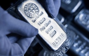 Ồ ạt đổ tiền bắt đáy, 265 tấn bạc về kho một tổ chức chỉ trong 1 đêm