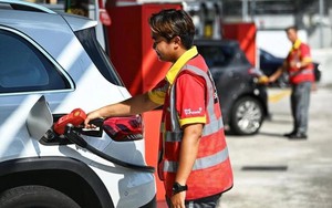 Giá xăng tăng lên gần 80.000 đồng/lít, quốc gia nhỏ nhất Đông Nam Á ứng phó thế nào với khủng hoảng?