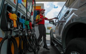 Giá xăng tại nước láng giềng Việt Nam lên sát 50.000 đồng/lít, hơn 400 cây xăng buộc phải đóng cửa