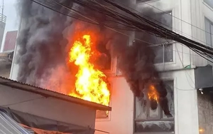 Hà Nội: Lửa bùng dữ dội tại ngôi nhà 7 tầng trên đường Lĩnh Nam