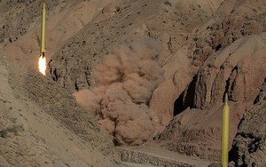 Iran phóng loạt tên lửa "siêu khủng", đe dọa đưa quân chủ lực tham chiến