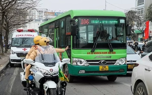 CSGT hướng dẫn người dân nhận diện xe ưu tiên, chủ động nhường đường tránh bị xử phạt