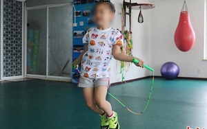 Bé gái 8 tuổi có kinh nguyệt sau 1 năm nhảy dây, bác sĩ cảnh báo: Chiều cao gần như "chốt sổ", mẹ hối hận muộn màng