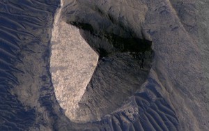 "Kim tự tháp 3 mặt” hiện ra trong ảnh NASA chụp hành tinh khác