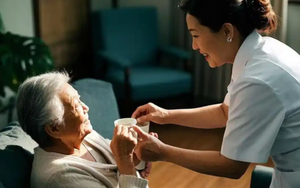 10 năm làm nghề chăm sóc người già, tôi nhận ra: Người về hưu dư dả hay chật vật không nằm ở lương hưu, mà ở 3 quyết định tài chính này