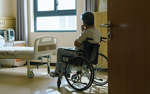 Người đàn ông vừa xuất viện đã đưa sổ tiết kiệm 2 tỷ cho con rể, lúc con trai xin mua xe lại nói: “Bố không có tiền”