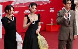 Túi nylon đựng rác Trương Tịnh Nghi sử dụng không phải của nhà mốt Balenciaga: Sự thật là gì?