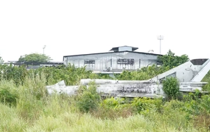 Di dời chiếc máy bay Mig21 bị 'bỏ quên' tại Cà Mau