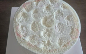 Chiếc bánh kem dâu tây với vẻ ngoài kỳ lạ gây tranh cãi