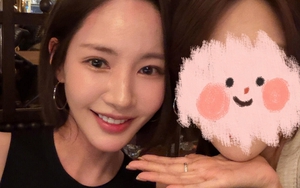 Park Min Young giảm cân đến mức trông lép vế hơn cả fan nữ khi đứng chung khung hình