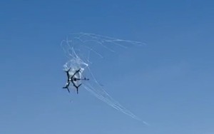 Video lưới bẫy drone từ súng phóng lựu giúp tóm gọn phi đội cảm tử