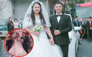 Mẹ và bố dượng bị tạt mắm tôm ngay trên sân khấu ngày cưới, con trai chứng kiến nói câu nghẹn lòng