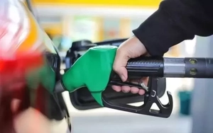Giá xăng RON 95 giảm hơn 5.600 đồng/lít