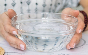 Vì sao nên đặt bát nước quanh phòng khi đi du lịch?