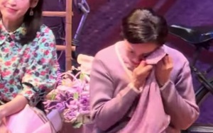 Nữ NSƯT từ Mỹ về bật khóc nức nở