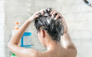 Tắm trước hay gội đầu trước? Hoạt động tưởng chừng rất đơn giản nhưng hóa ra lâu nay nhiều người vẫn làm sai