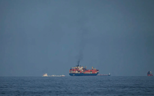 Đang vượt Eo biển Hormuz, 2 tàu chở hàng của một 'quốc gia thân thiện' với Iran bất ngờ quay đầu không thể di chuyển tiếp