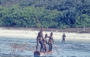 Một lon Coca-Cola du khách để lại có thể xoá sổ cả một bộ lạc