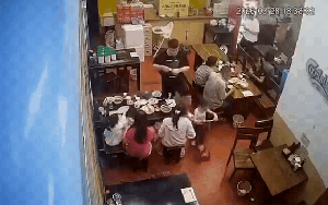 Nam thanh niên đạp thẳng vào lưng bé gái chơi scooter trong quán, hành động trong 3 giây khiến cả cõi mạng phẫn nộ