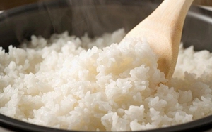 1 mẹo nhỏ giúp cơm nguội mềm xốp như mới nấu, chỉ với một viên đá