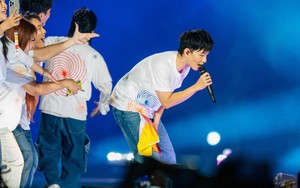 Nam ca sĩ cúi đầu trước gần 10 nghìn người