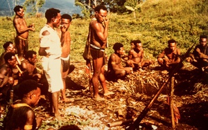 Căn bệnh “cười đến chết” tàn phá cả một bộ lạc