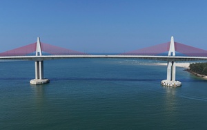 Cận cảnh cầu vượt biển dài nhất miền Trung đang chờ thông xe ở Huế