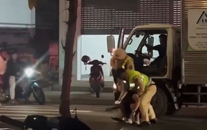 CSGT rút súng khống chế tài xế xe tải ‘thông chốt’ kiểm tra nồng độ cồn