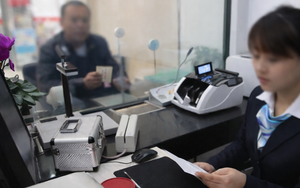 Cha ung thư giai đoạn cuối ra ngân hàng yêu cầu giữ 191 triệu, còn lại chuyển cho con trai, con gái đứng bên: "Chuyển hết sang tài khoản tôi"