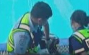 Đến trường học đón cháu nhưng không thấy đâu, bà đi tìm thì ngã quỵ khi thấy cậu bé nằm dưới đáy bể bơi